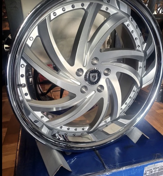 Chrome deep-lip rim at Smart Tire El Paso